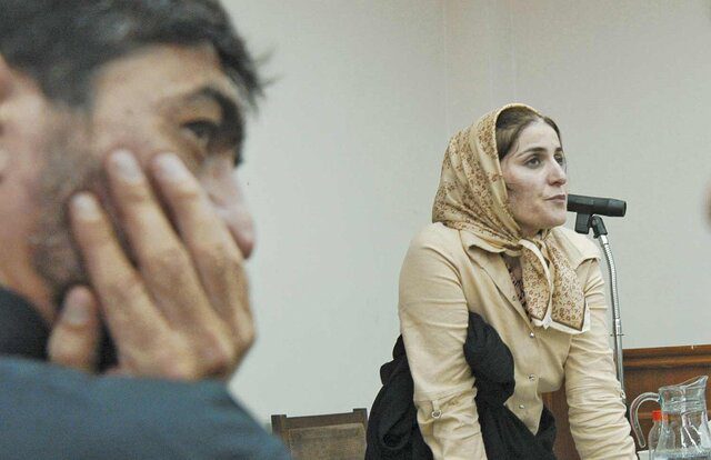 ویدیویی از دادگاه شهلا جاهد و تماس تلفنی او با ناصر محمدخانی