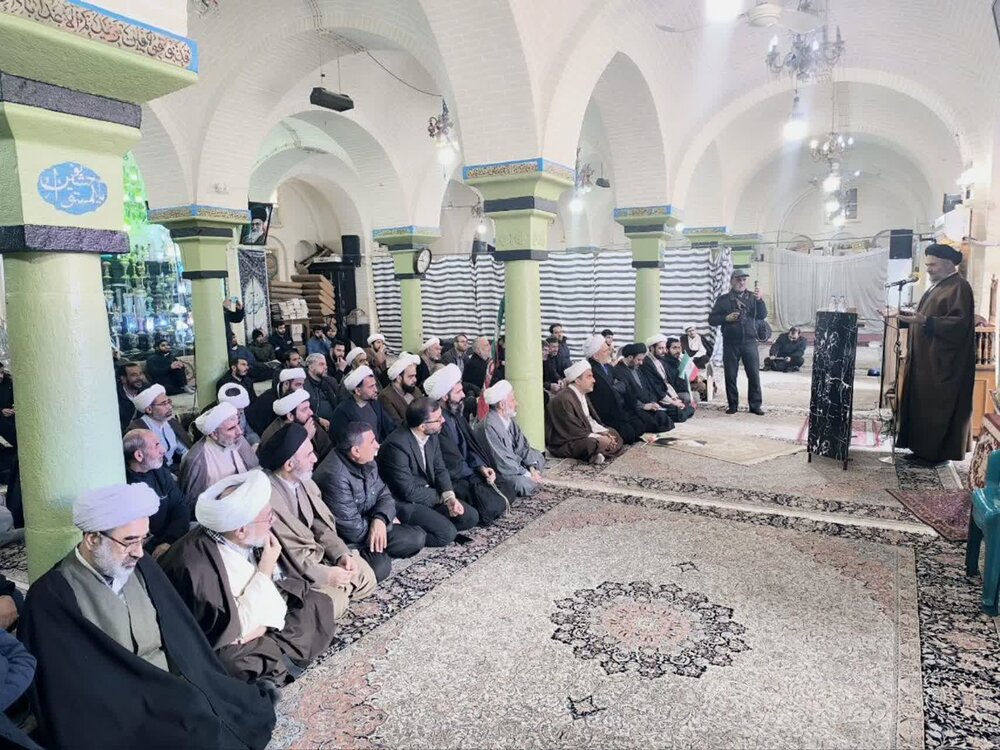 امام‌جمعه بروجرد: تهدید رهبر معظم انقلاب خط قرمز ملت ایران است/ ترامپ جرات حمله ندارد