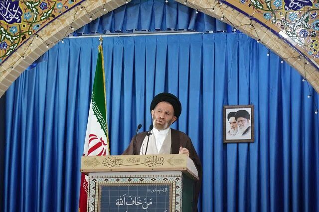 نماینده ولی‌فقیه در لرستان: پرچم انقلاب را انسان‌هایی شریف و فرهیخته بلند می‌کنند