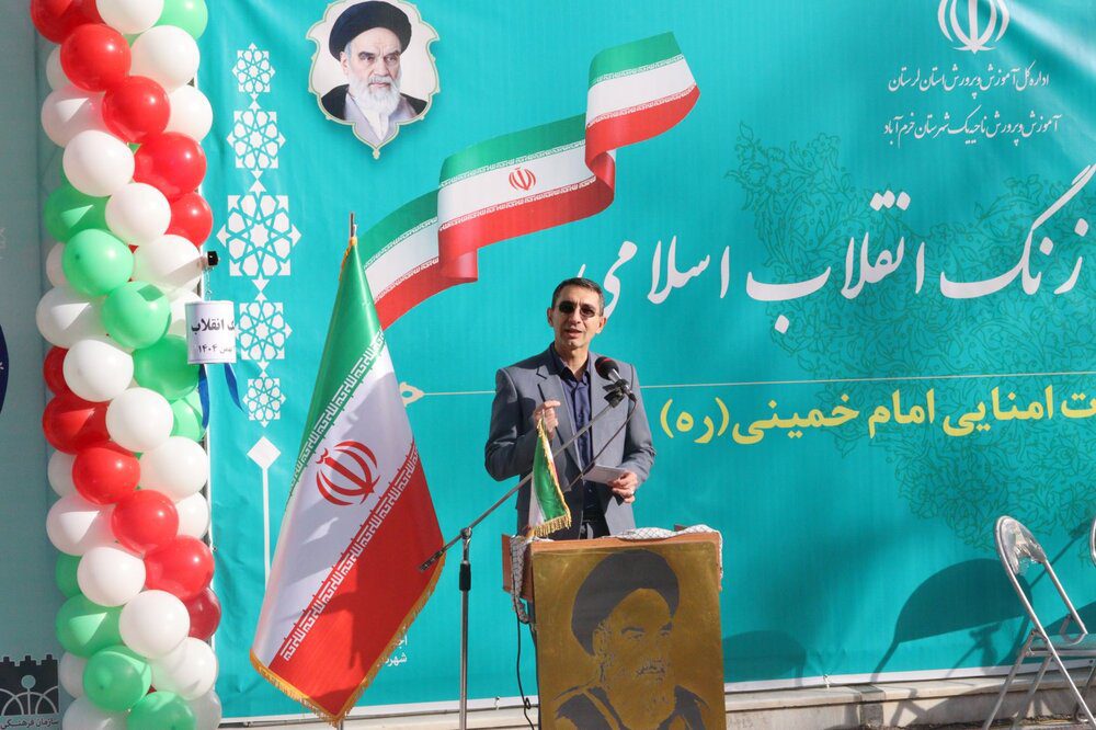 دانش‌آموزان پرچمداران آینده نظام و پیشرفت کشور